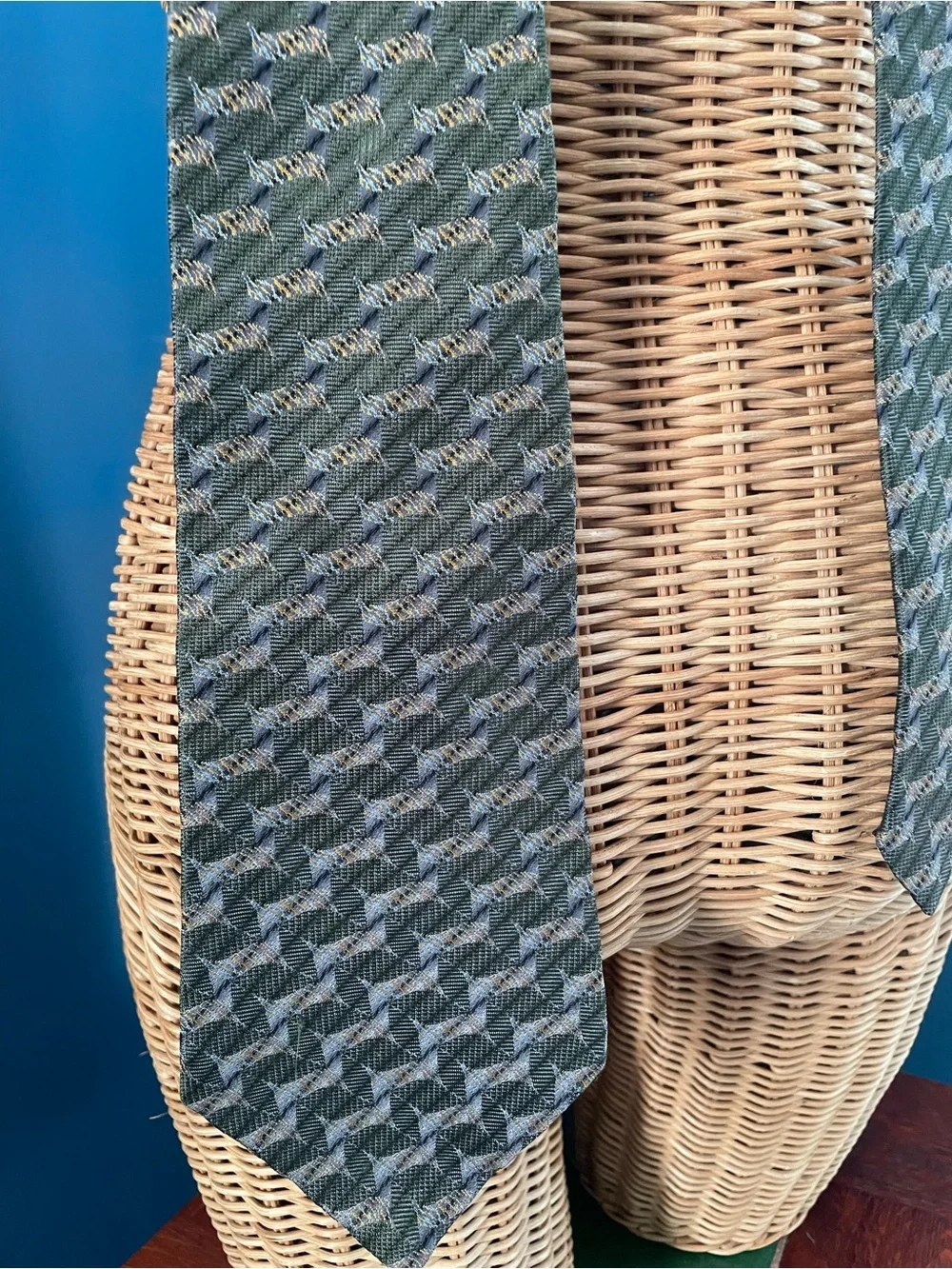 Vintage Geoffrey Beene Necktie 100% Silk USA Olive Green Gold Pattern 4” x 58”